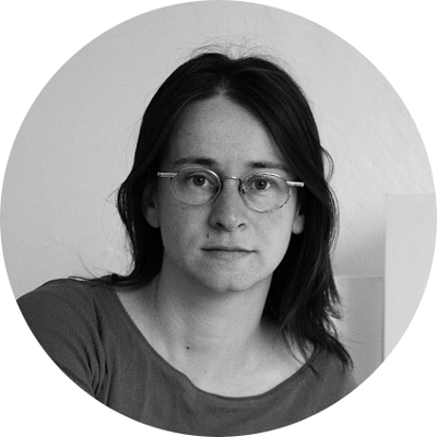 Die Künstlerin bei der Arbeit, Foto Petra Schwenzfeier Adelheid Fuss im Atelier