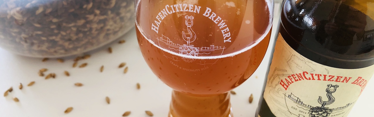 Gläser, Bierdeckel und Flaschenöffner